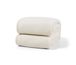 Gefaltete flauschige Kuscheldecke in Beige aus Flanell – weich & gemütlich