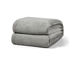 Graue Flanell-Kuscheldecke gefaltet in voller Ansicht – hochwertiger 250gsm Fleece für Sofa, Bett oder Reisen