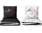 2er-Set Partnerbettwäsche Mr & Mrs mit Herzmotiv – gefaltete Ansicht der einzelnen Garnituren in Schwarz und Weiß
