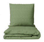„Bettwäsche-Set in Gruen mit feiner Struktur, bestehend aus gefaltetem Decken- und Kissenbezug.“