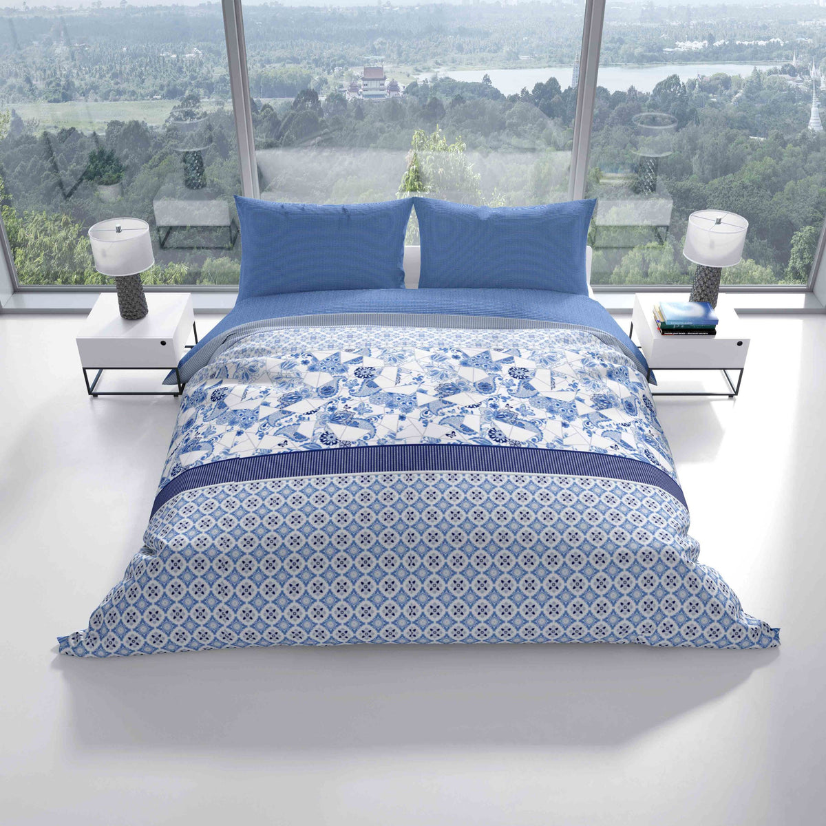 <img src="1.jpg" alt="Renforce Wendebettwäsche Set mit Paisley und Streifenmuster in Blau und Weiß auf einem Bett in einem hellen Schlafzimmer mit großem Fenster und grüner Aussicht">