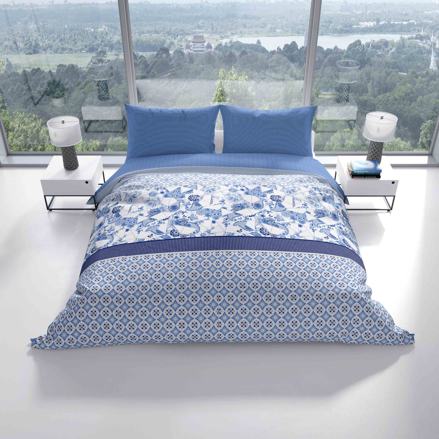 <img src="1.jpg" alt="Renforce Wendebettwäsche Set mit Paisley und Streifenmuster in Blau und Weiß auf einem Bett in einem hellen Schlafzimmer mit großem Fenster und grüner Aussicht">