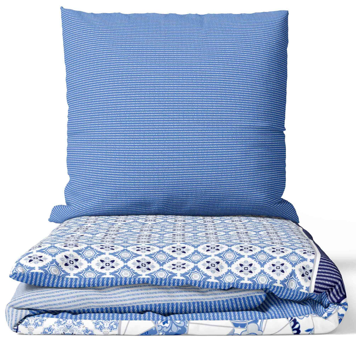 <img src="Galerie.jpg" alt="Renforce Wendebettwäsche Set mit Paisley und Streifenmuster in Blau und Weiß, zusammengelegt mit einem passenden Kopfkissenbezug">