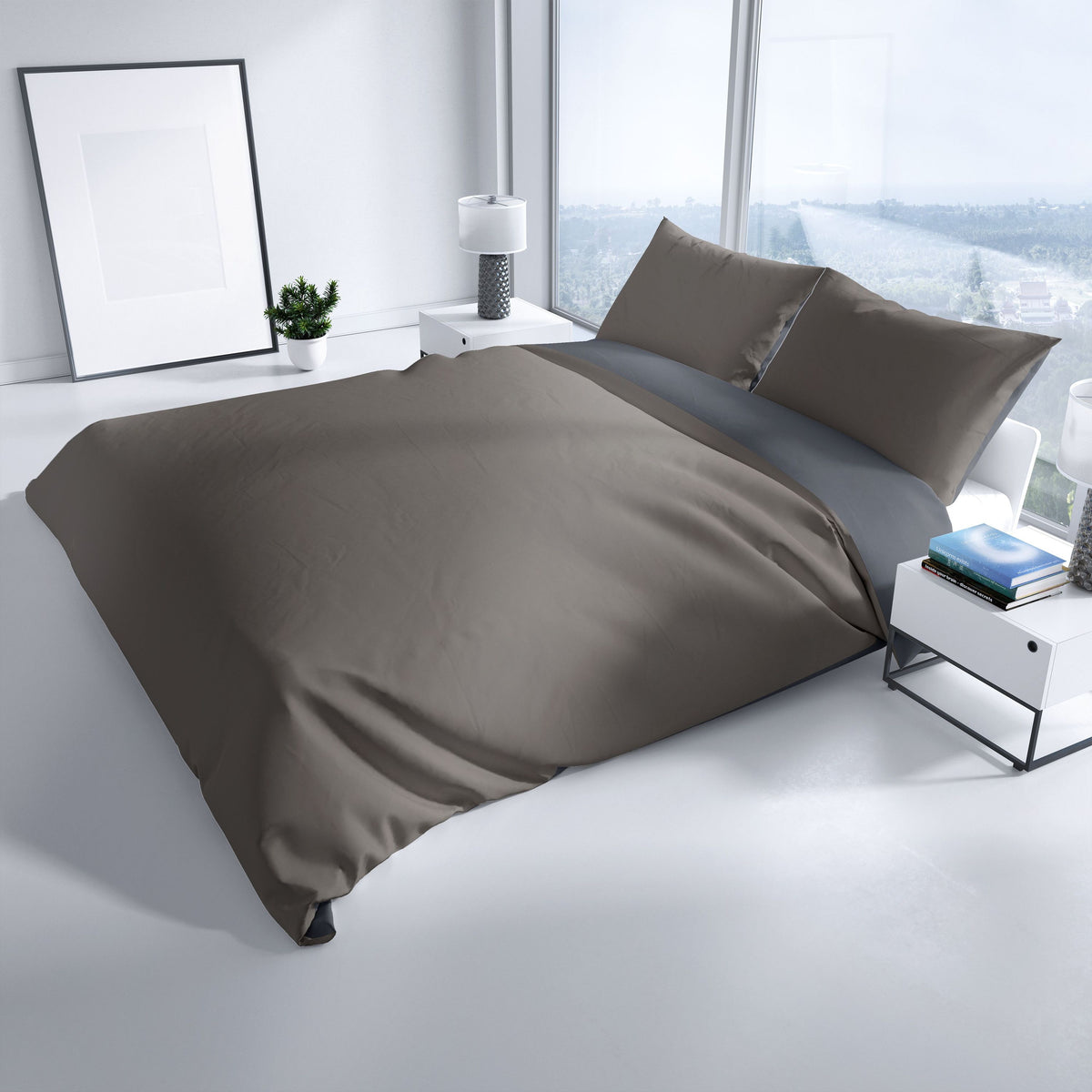 Baumwoll-Satin-Wendebettwäsche in Braun und Anthrazit – aufgezogen auf einem modernen Bett mit heller Umgebung und Designambiente