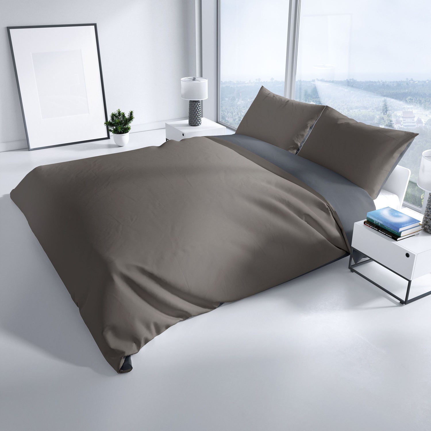 Baumwoll-Satin-Wendebettwäsche in Braun und Anthrazit – aufgezogen auf einem modernen Bett mit heller Umgebung und Designambiente