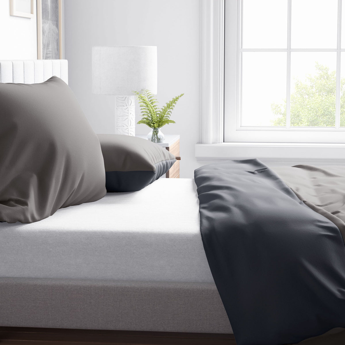 Detailaufnahme der braun-anthrazitfarbenen Wendebettwäsche – weiches Material und eleganter Look in lichtdurchflutetem Schlafzimmer