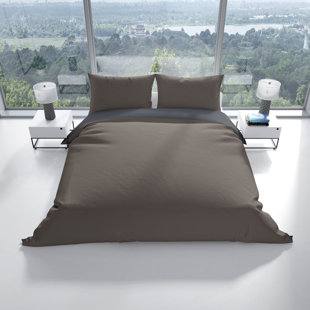 Aufsicht auf gemachtes Bett mit Wendebettwäsche in Braun und Anthrazit – modernes Schlafzimmer mit Panoramablick und stilvollem Bettbezug