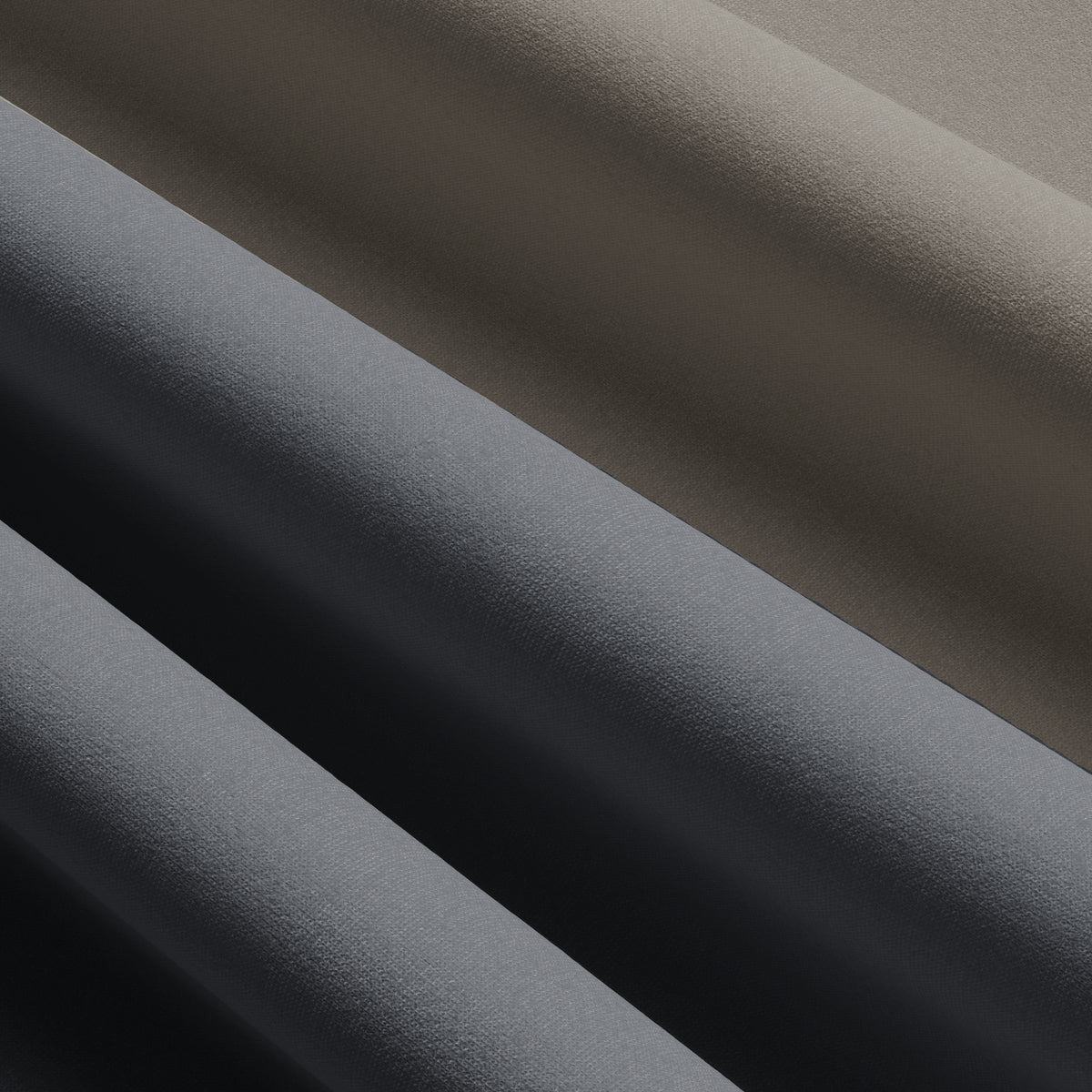 Nahaufnahme der Stoffstruktur – hochwertige Baumwoll-Satin-Bettwäsche in Braun und Anthrazit mit glatter, feiner Webung