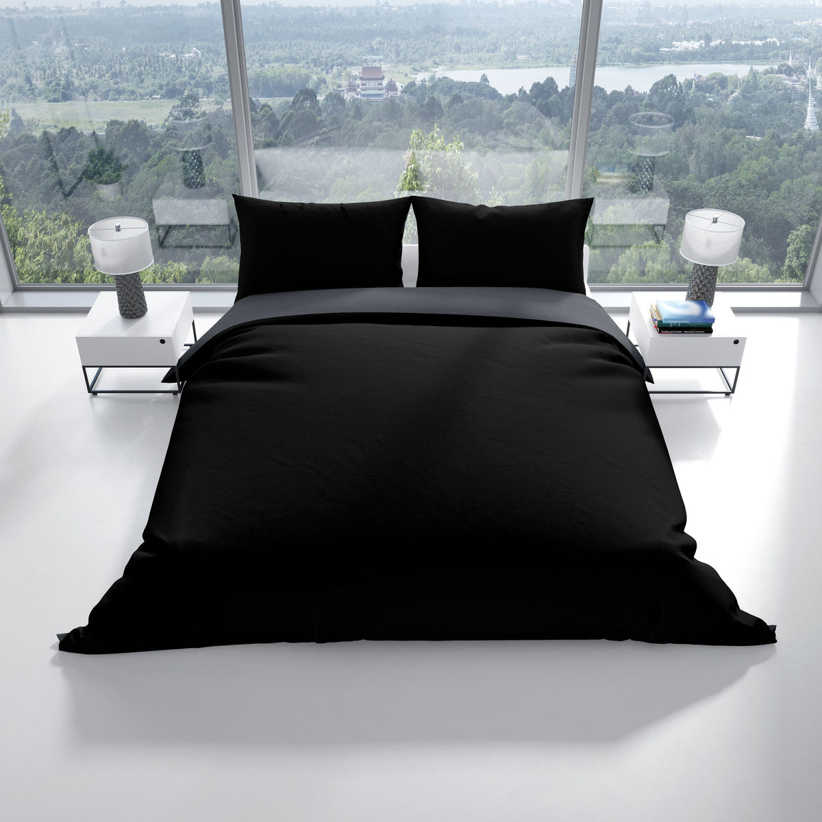 Bett in moderner Einrichtung mit hochwertiger Wendebettwäsche aus Baumwolle in Schwarz und Anthrazit