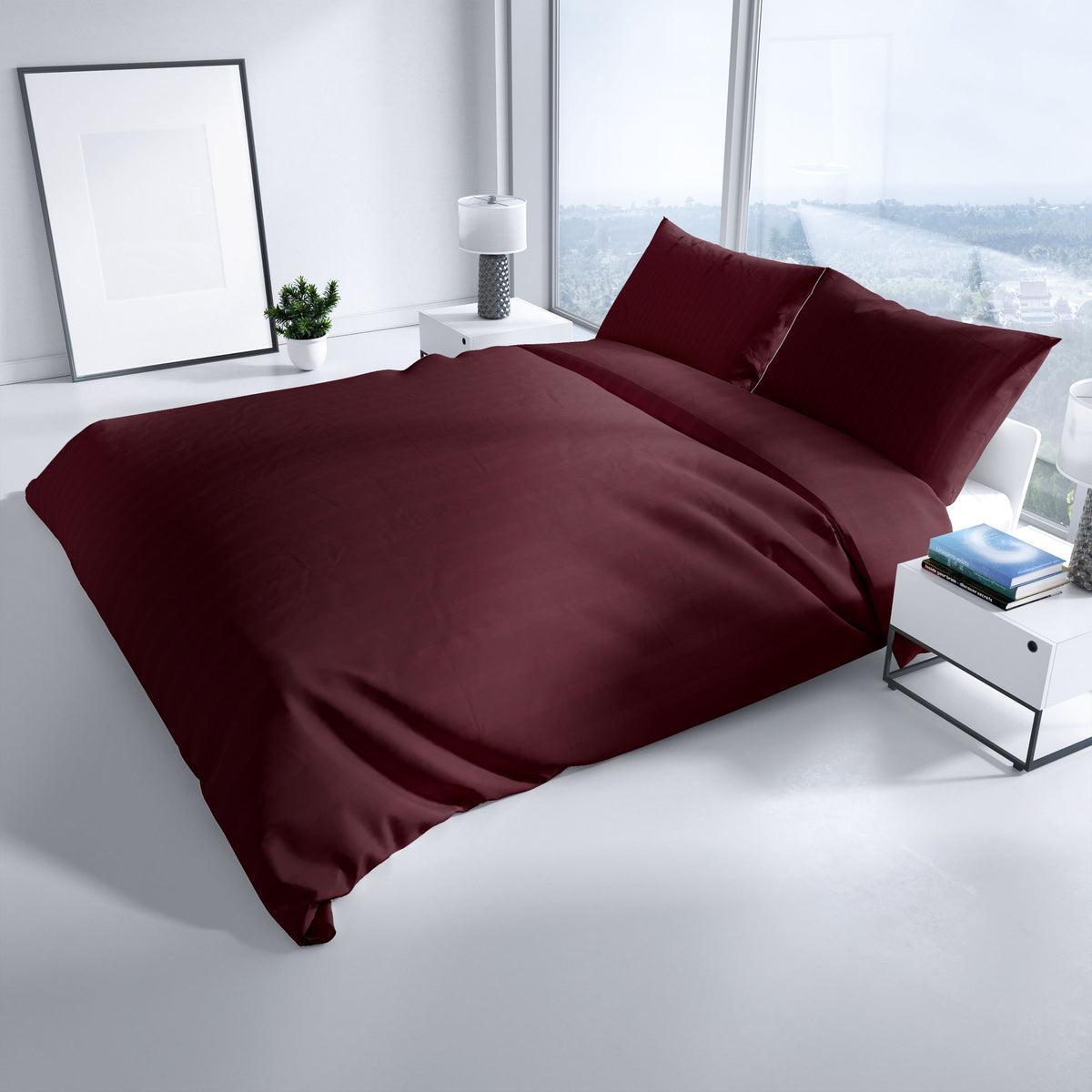 Elegantes Schlafzimmer mit bordeauxfarbener Baumwoll-Bettwäsche im gestreiften Damast-Look – hochwertig und stilvoll