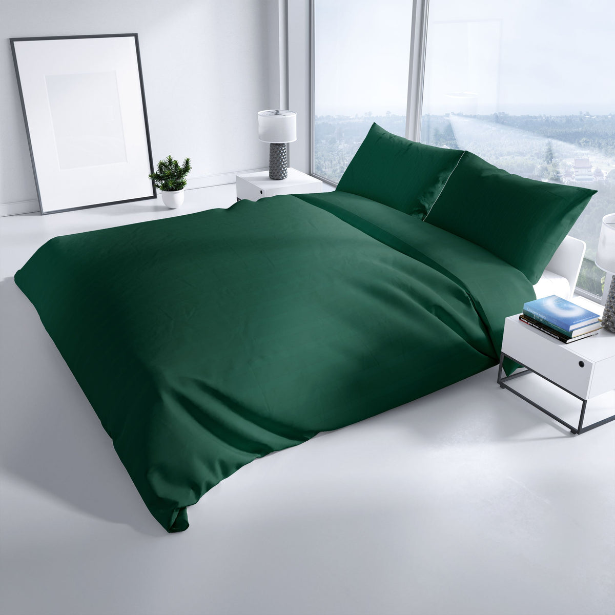 Hochwertige grüne Damast-Bettwäsche aus Baumwolle-Satin auf Doppelbett in hellem Raum