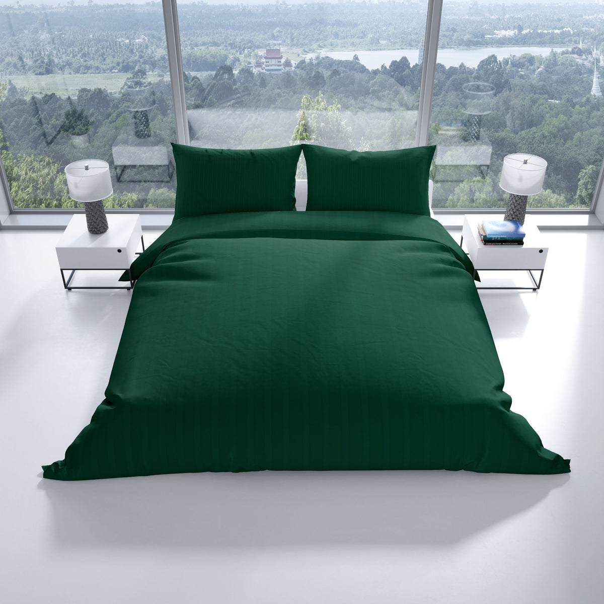 Komplett bezogenes Bett mit glänzender Baumwoll-Satin-Bettwäsche in grünem Damast-Design