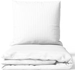 Bettwäsche in Weiß mit feinen Damast-Streifen, gefaltet präsentiert – edle Optik aus Baumwoll-Satin