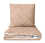 Wendebettwäsche in Beige und Weiß mit modernem Linienmuster auf einem Bett vor großem Fenster – stilvolles, elegantes Schlafzimmerdesign.