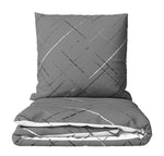 Baumwoll-Wendebettwäsche in Grau und Weiß mit modernem Linienmuster, dekorativ gefaltet mit Kissen – Leonado Vicenti