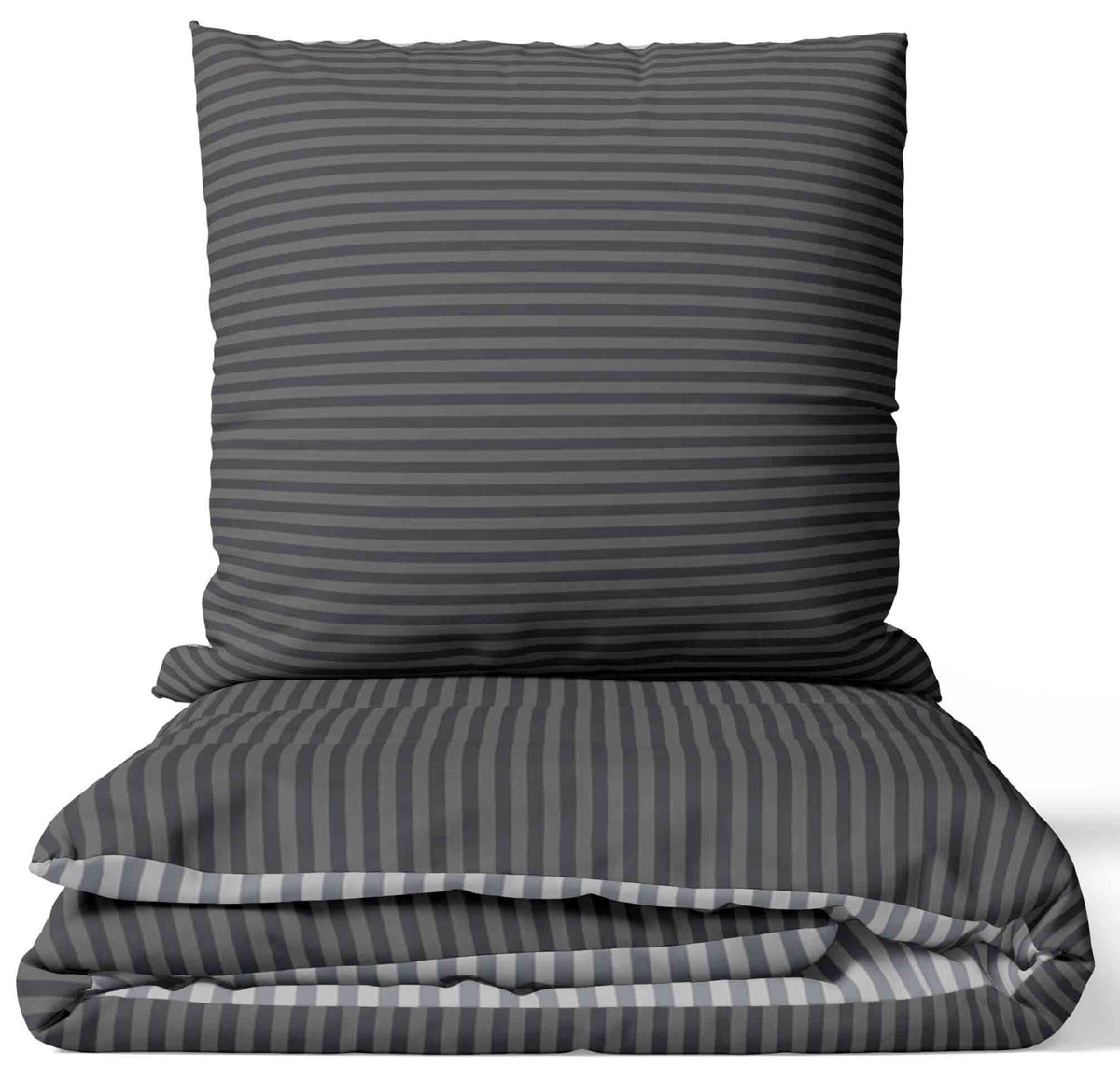 "Zusammengelegtes Bettwäsche-Set aus 100% Baumwolle Renforce in Anthrazit Grau mit Streifen Design, bestehend aus Bettbezug und Kissenbezug, präsentiert auf weißem Hintergrund."