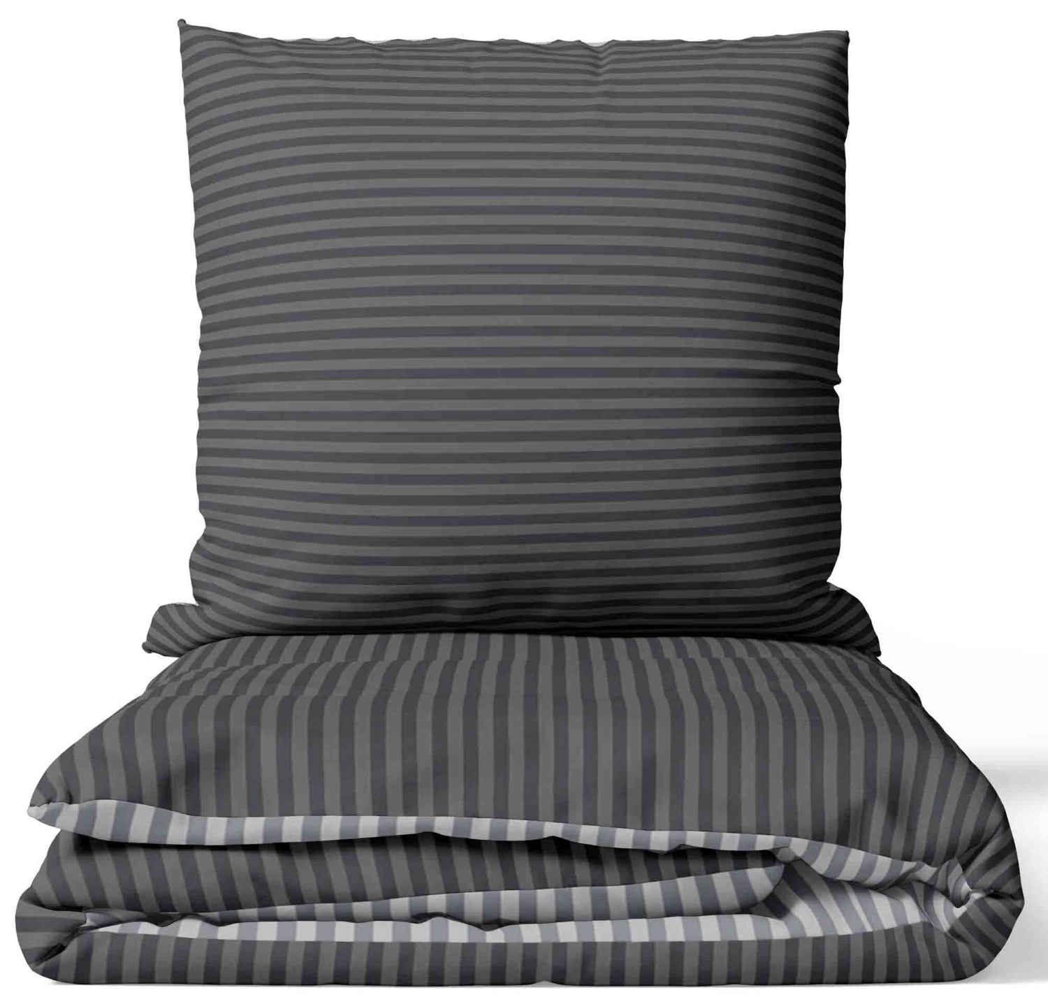 "Zusammengelegtes Bettwäsche-Set aus 100% Baumwolle Renforce in Anthrazit Grau mit Streifen Design, bestehend aus Bettbezug und Kissenbezug, präsentiert auf weißem Hintergrund."