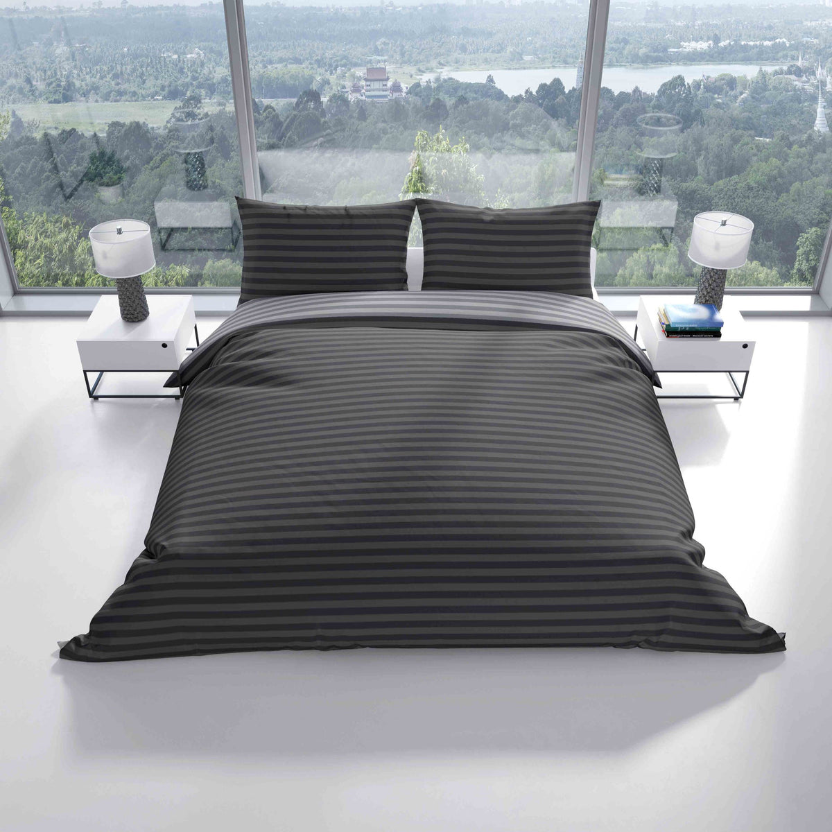 "Modernes Schlafzimmer mit Bettwäsche-Set aus 100% Baumwolle Renforce in Anthrazit Grau mit Streifen Design und Reißverschluss, große Fenster mit Blick auf eine grüne Landschaft."