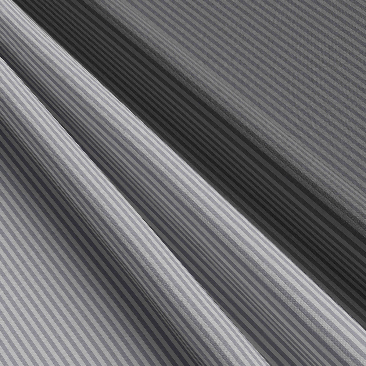 "Detailaufnahme der Renforce Bettwäsche aus 100% Baumwolle mit Streifen Design in verschiedenen Grautönen, zeigt die hochwertige Verarbeitung und das moderne Design."