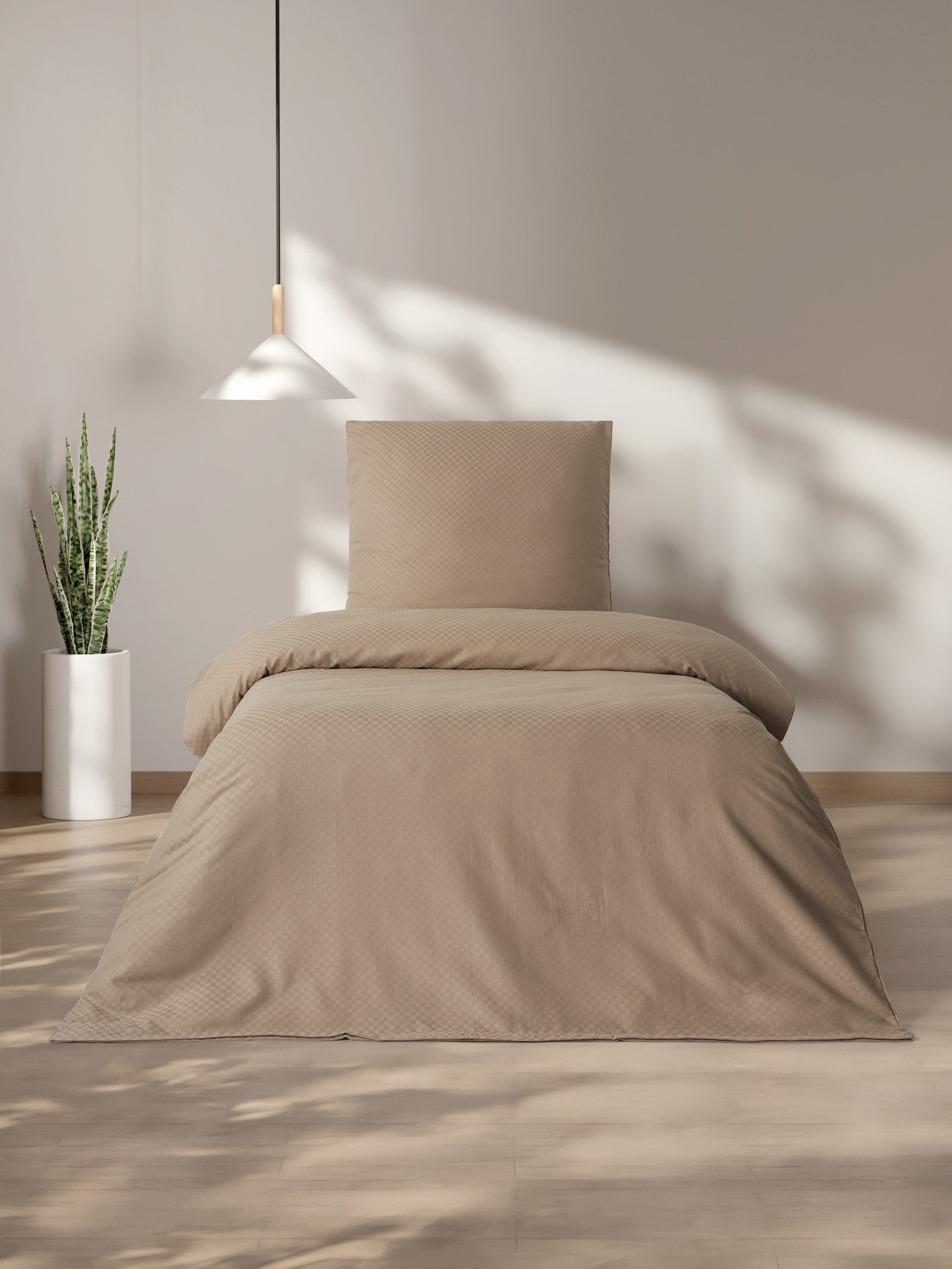 Elegantes Schlafzimmer mit taupefarbener Baumwoll-Bettwäsche von Leonado Vicenti