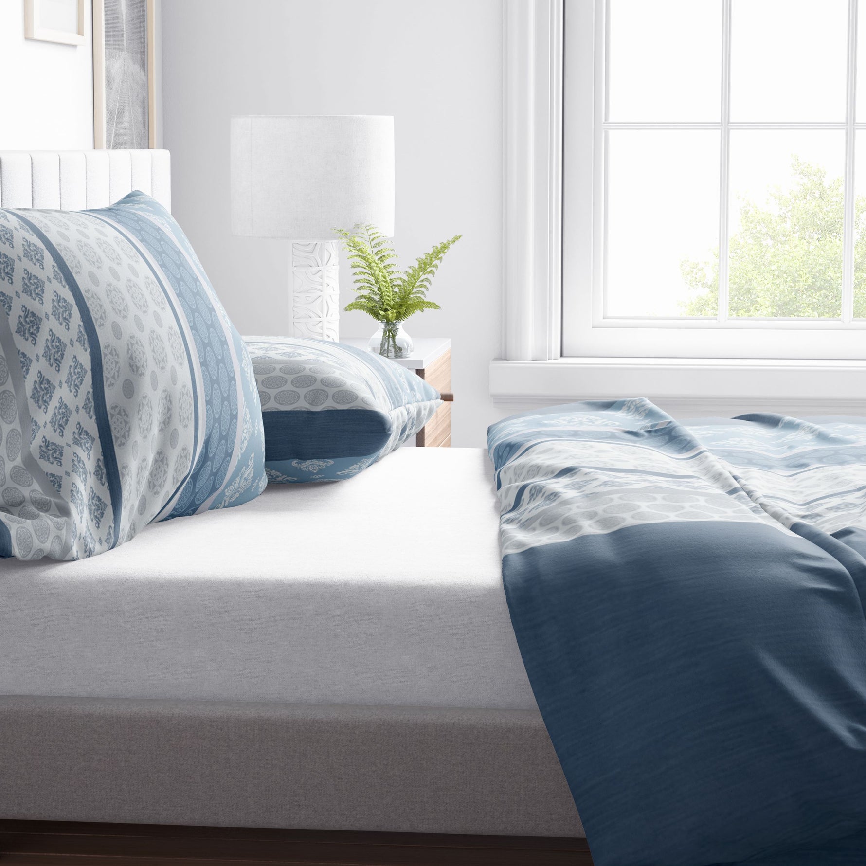 Hautfreundliche Feinbiber Bettwäsche in Blau mit detailliertem Ornament- und Kreismuster, ideal für stilvolle Schlafzimmer