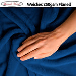 Nahaufnahme der flauschigen Flanellstruktur mit Hand – 250gsm für maximale Weichheit und Komfort.
