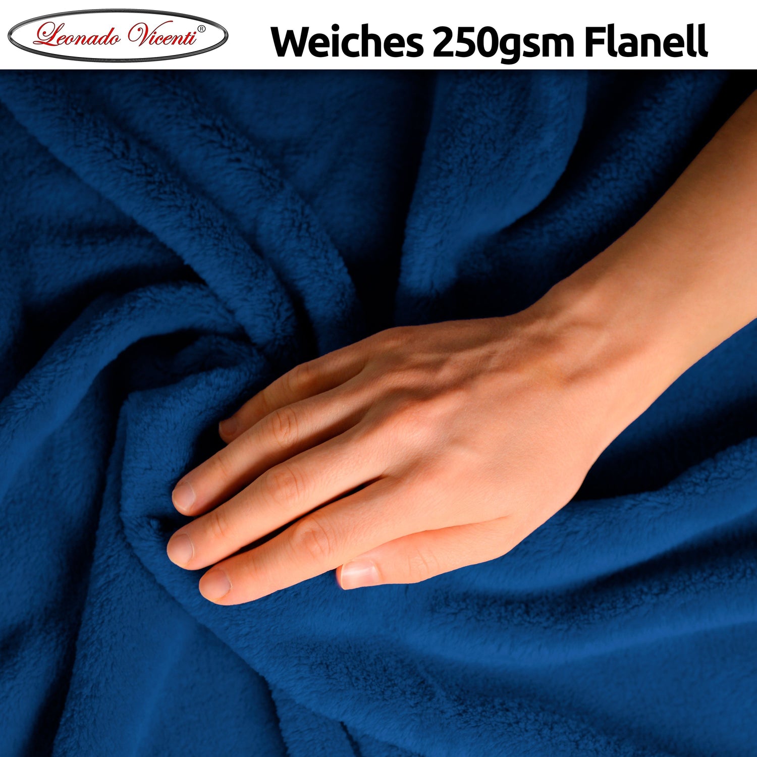 Nahaufnahme der flauschigen Flanellstruktur mit Hand – 250gsm für maximale Weichheit und Komfort.