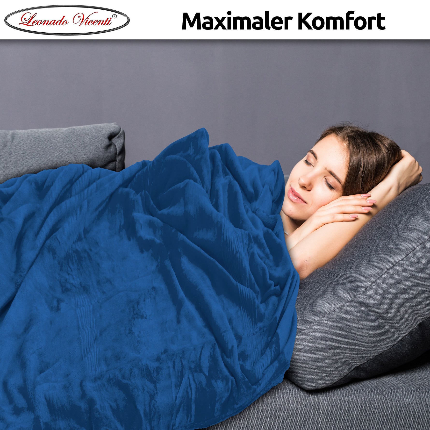 Entspannende Szene mit Frau unter der dunkelblauen Kuscheldecke auf dem Sofa – ideal für kalte Tage.