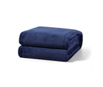 Gefaltete dunkelblaue Flanell-Kuscheldecke aus 100 % Polyester – hochwertig verarbeitet und flauschig weich.