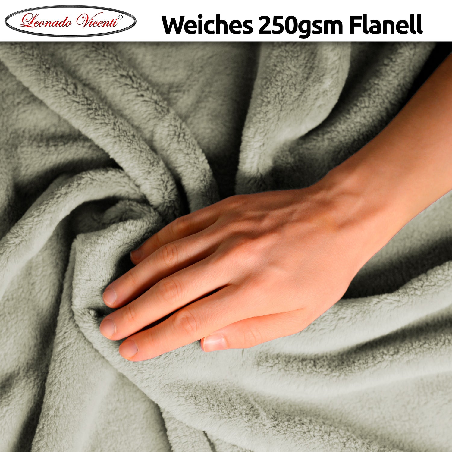 Hand streicht über weiche graue Flanell-Kuscheldecke mit 250gsm – hautfreundlich und besonders weich im Griff von Leonado Vicenti