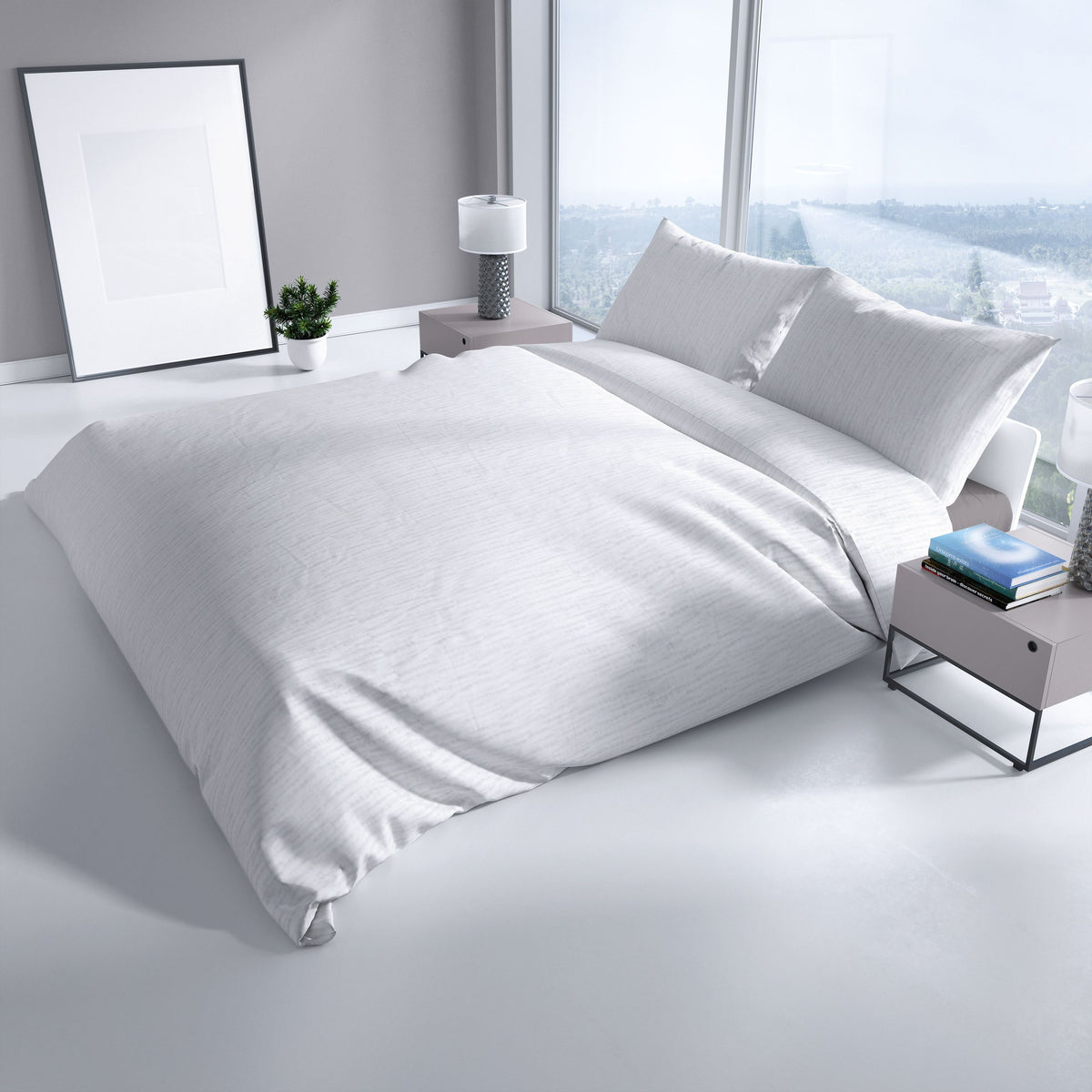 Weiss Bettwäsche mit feiner Struktur auf einem Doppelbett in modernem, hellen Schlafzimmer mit Nachttisch und Dekoration.“