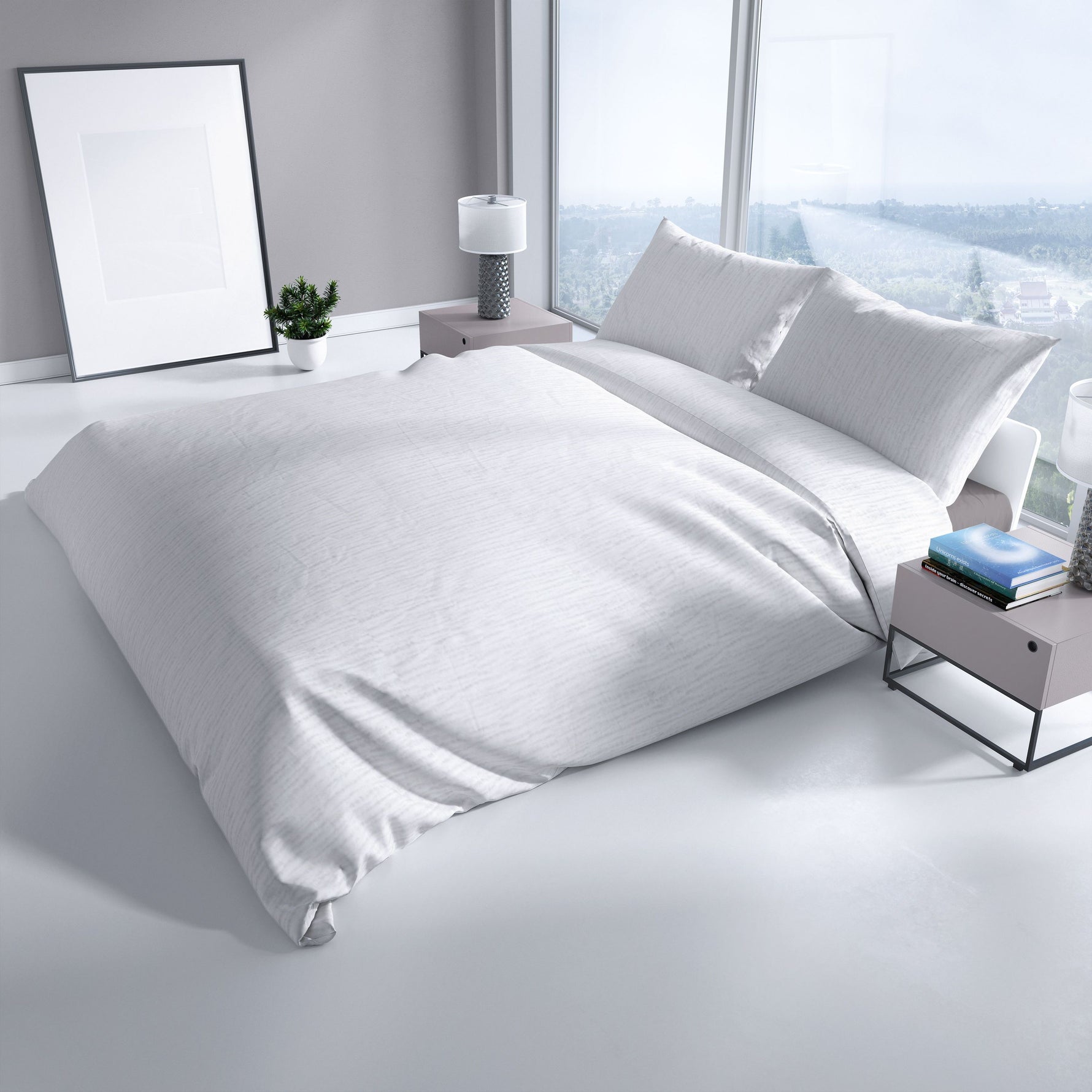 Weiss Bettwäsche mit feiner Struktur auf einem Doppelbett in modernem, hellen Schlafzimmer mit Nachttisch und Dekoration.“