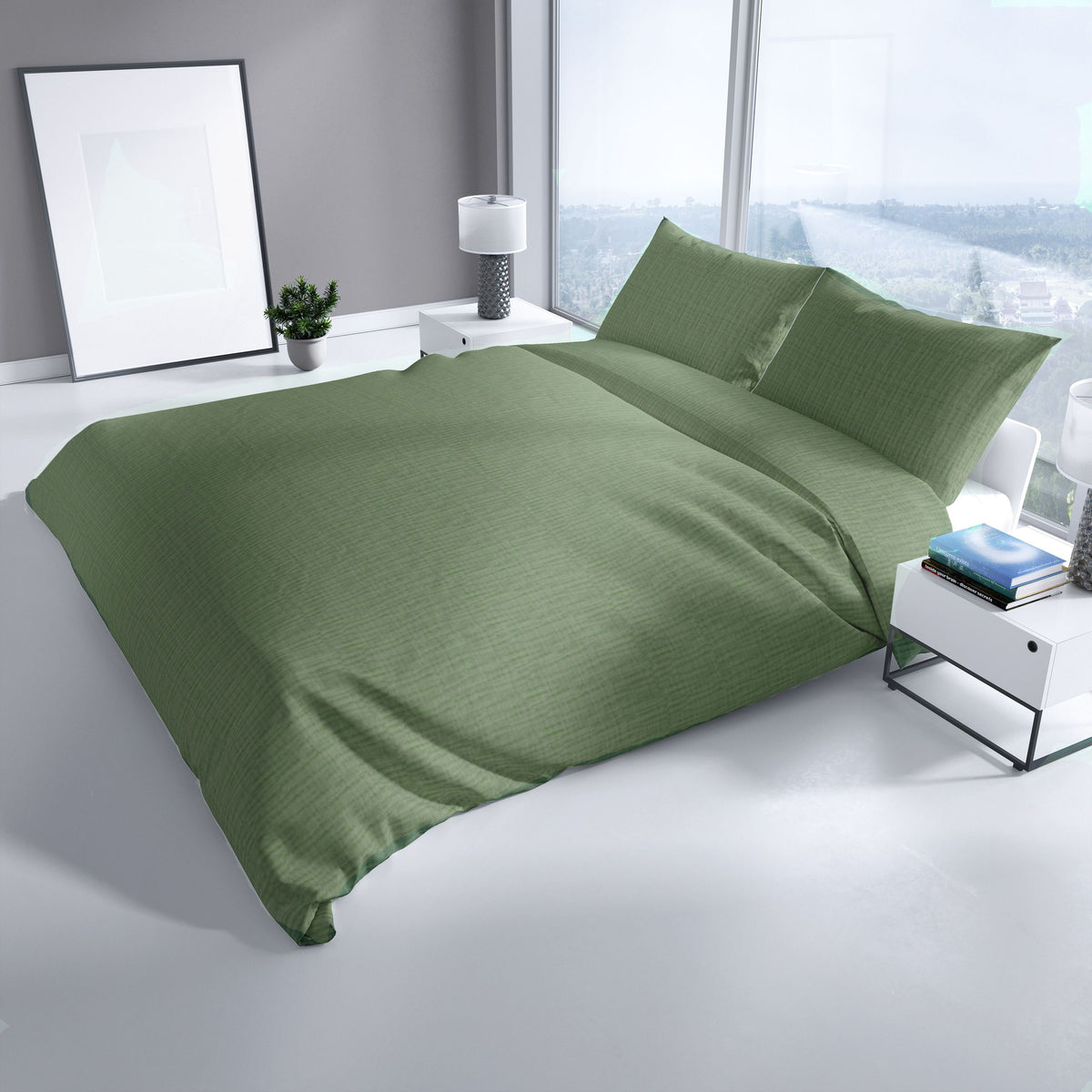 Gruen Bettwäsche mit feiner Struktur auf einem Doppelbett in modernem, hellen Schlafzimmer mit Nachttisch und Dekoration.“