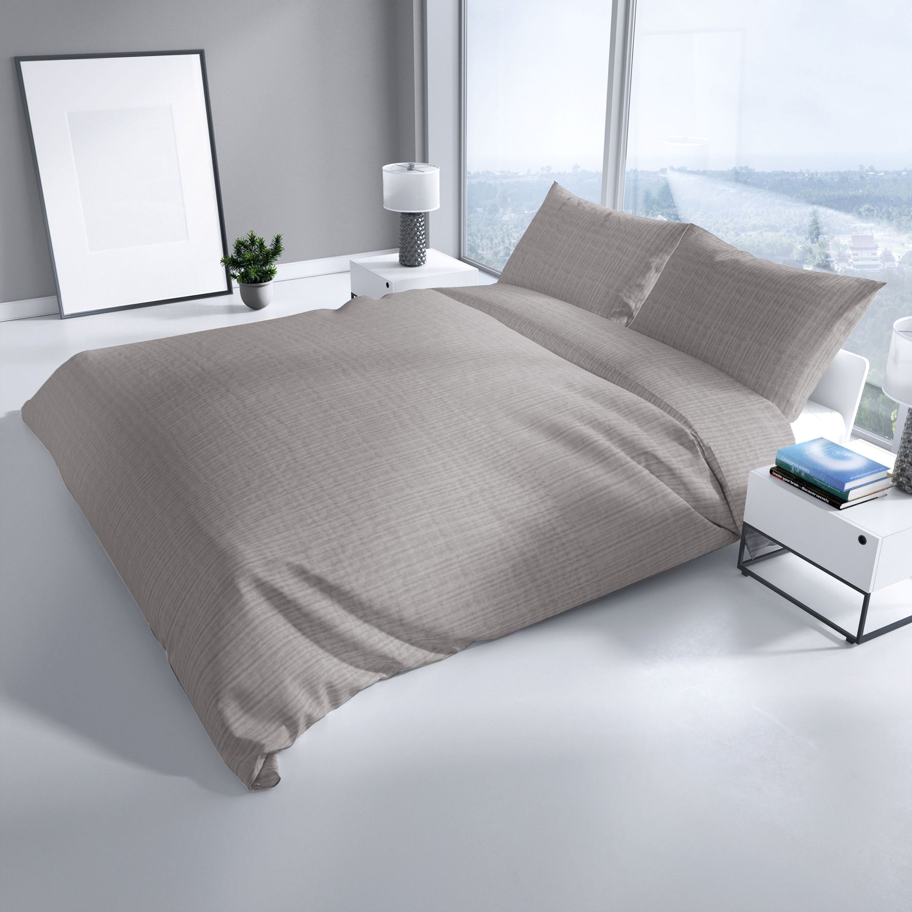 Grau Bettwäsche mit feiner Struktur auf einem Doppelbett in modernem, hellen Schlafzimmer mit Nachttisch und Dekoration.“