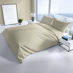 Beige Bettwäsche mit feiner Struktur auf einem Doppelbett in modernem, hellen Schlafzimmer mit Nachttisch und Dekoration.“