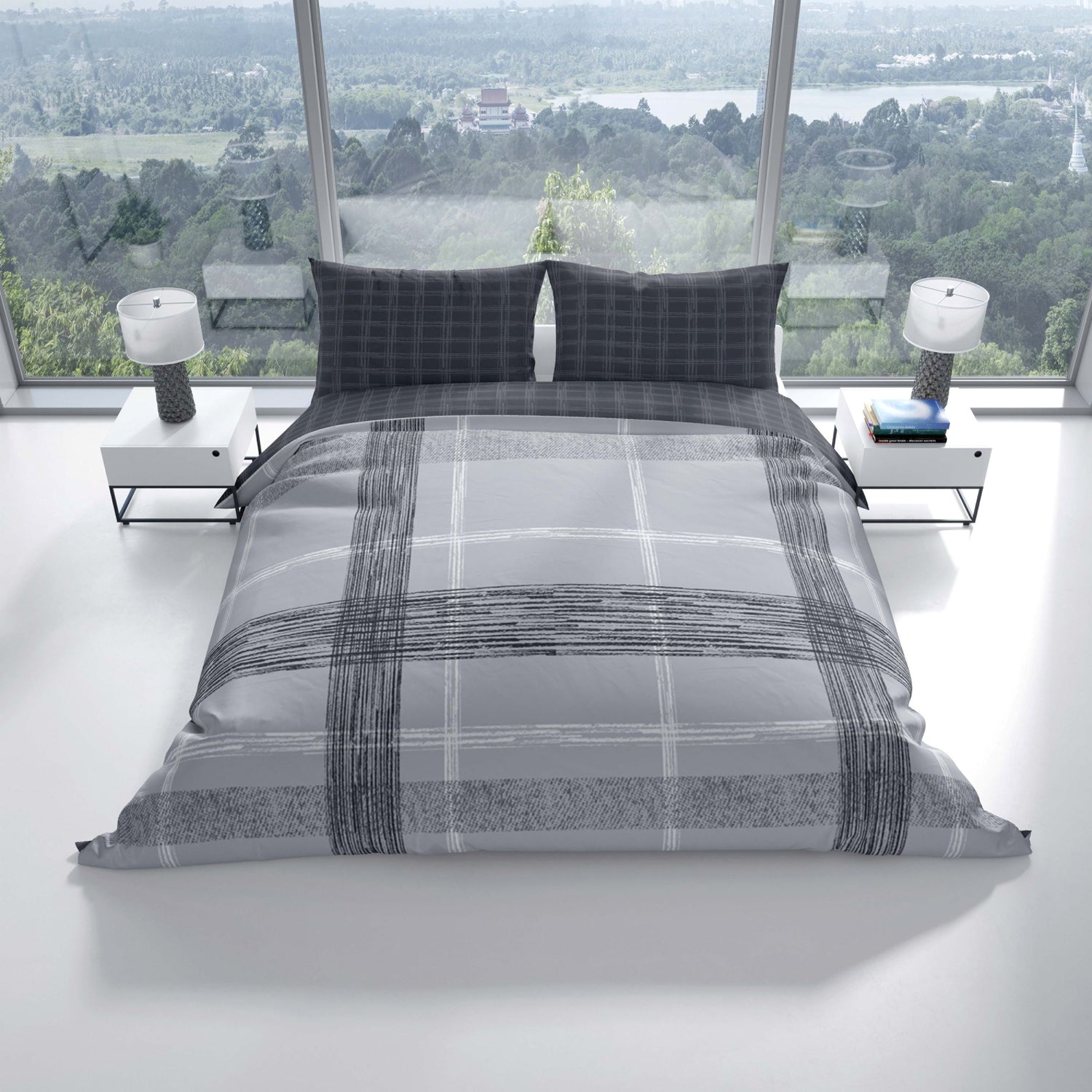 "Modernes Schlafzimmer mit Bettwäsche-Set aus 100% Baumwolle Renforce in Grau mit Karo Design, große Fenster mit Blick auf eine grüne Landschaft."