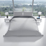Aufsicht auf ein stilvolles Bett mit edler Baumwoll-Wendebettwäsche in Grau-Anthrazit – luxuriöses Design für moderne Schlafzimmer.
