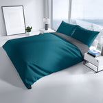 Baumwoll-Satin-Wendebettwäsche in Petrol und Anthrazit – aufgezogen auf einem modernen Bett in heller Umgebung mit minimalistischem Design