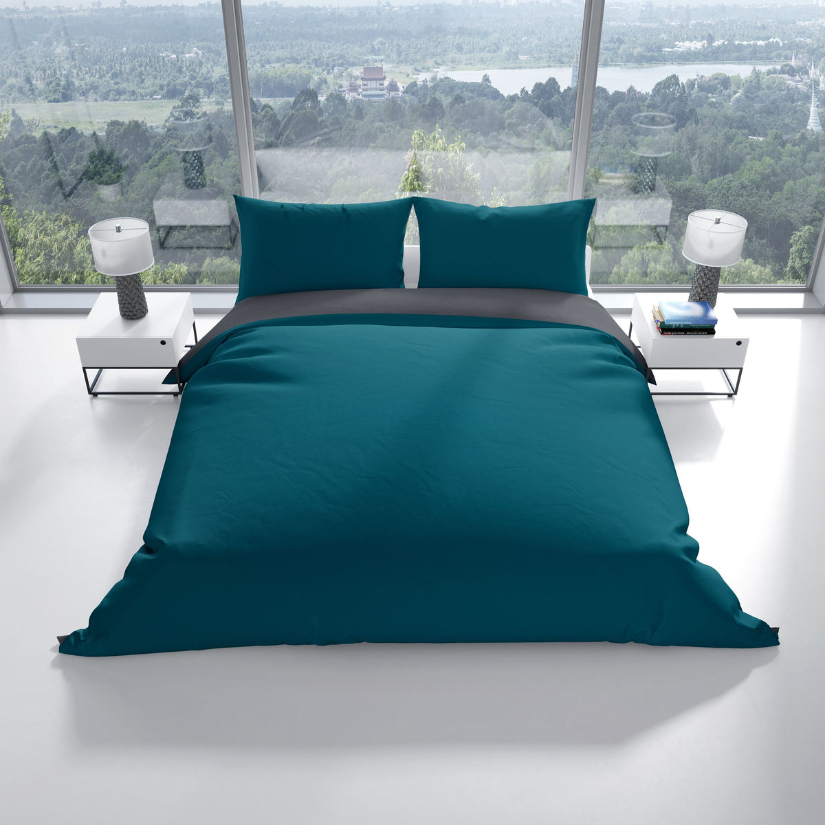 Draufsicht auf stilvoll bezogenes Bett mit Wendebettwäsche in Petrol & Anthrazit – moderne Raumgestaltung mit Panoramafenster und Tageslicht
