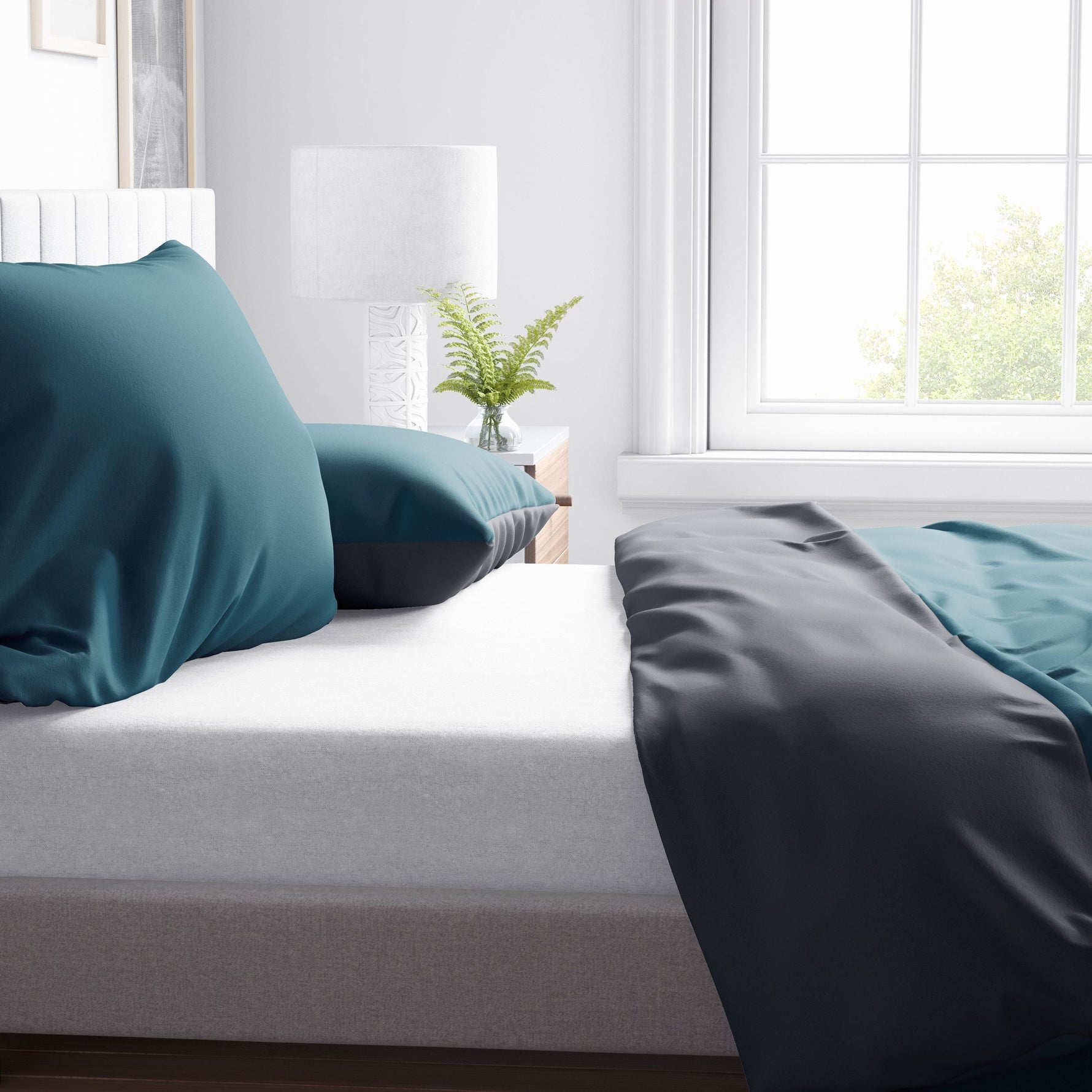 Nahaufnahme im Schlafzimmer: Wendebettwäsche in Petrol & Anthrazit – weiche, glatte Oberfläche und elegante Optik in gemütlicher Atmosphäre
