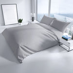 Modern eingerichtetes Schlafzimmer mit edler grauer Baumwolle-Damast Bettwäsche – zeitloses Design von Leonado Vicenti