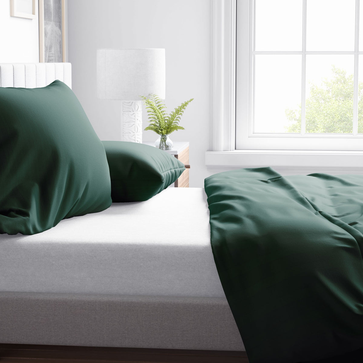 Detailaufnahme der edlen Satin-Bettwäsche mit gestreiftem Damastmuster in tiefem Grün