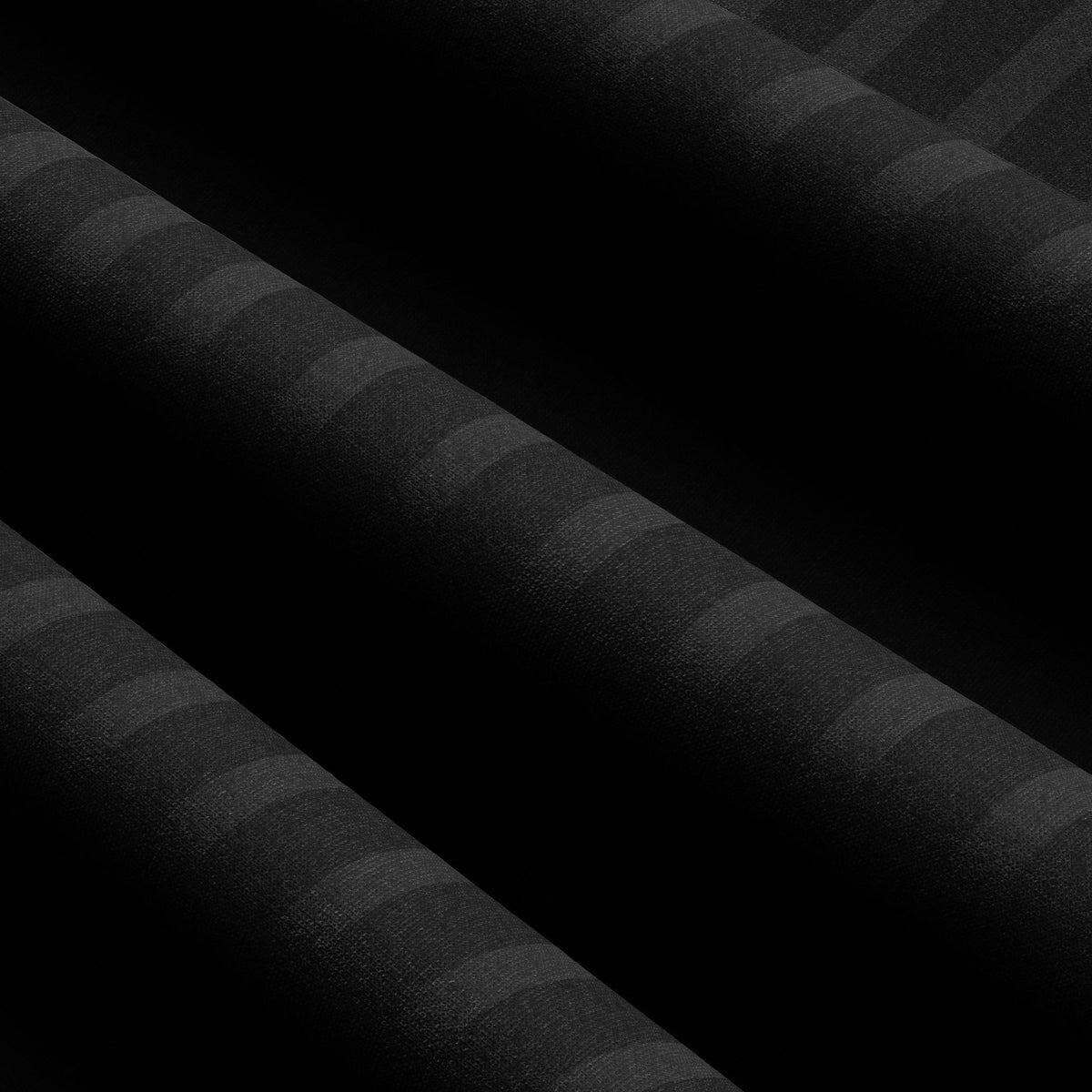 Nahaufnahme des schwarzen Damast-Streifens auf Baumwoll-Satin – hochwertiges Material mit elegantem Glanz