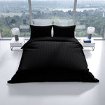 Doppelbett mit eleganter schwarzer Baumwoll-Bettwäsche – Damast-Streifen-Design für ein luxuriöses Schlafzimmer