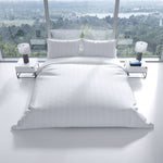 Doppelbett mit eleganter weiß Baumwoll-Bettwäsche – Damast-Streifen-Design für ein luxuriöses Schlafzimmer
