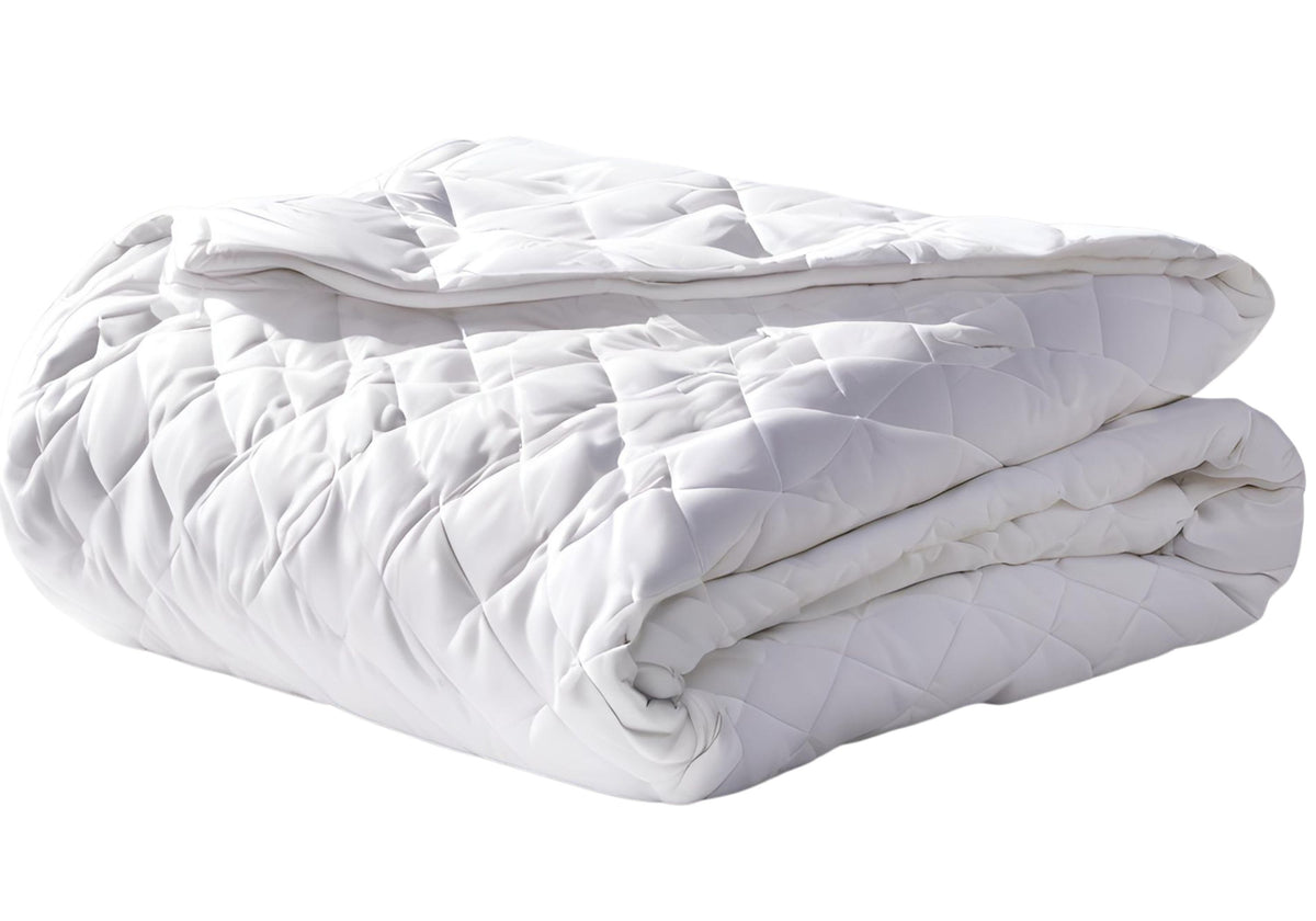 Weiße, gesteppt gefaltete Steppdecke in hochwertiger Diamantoptik – ideal für jede Jahreszeit.