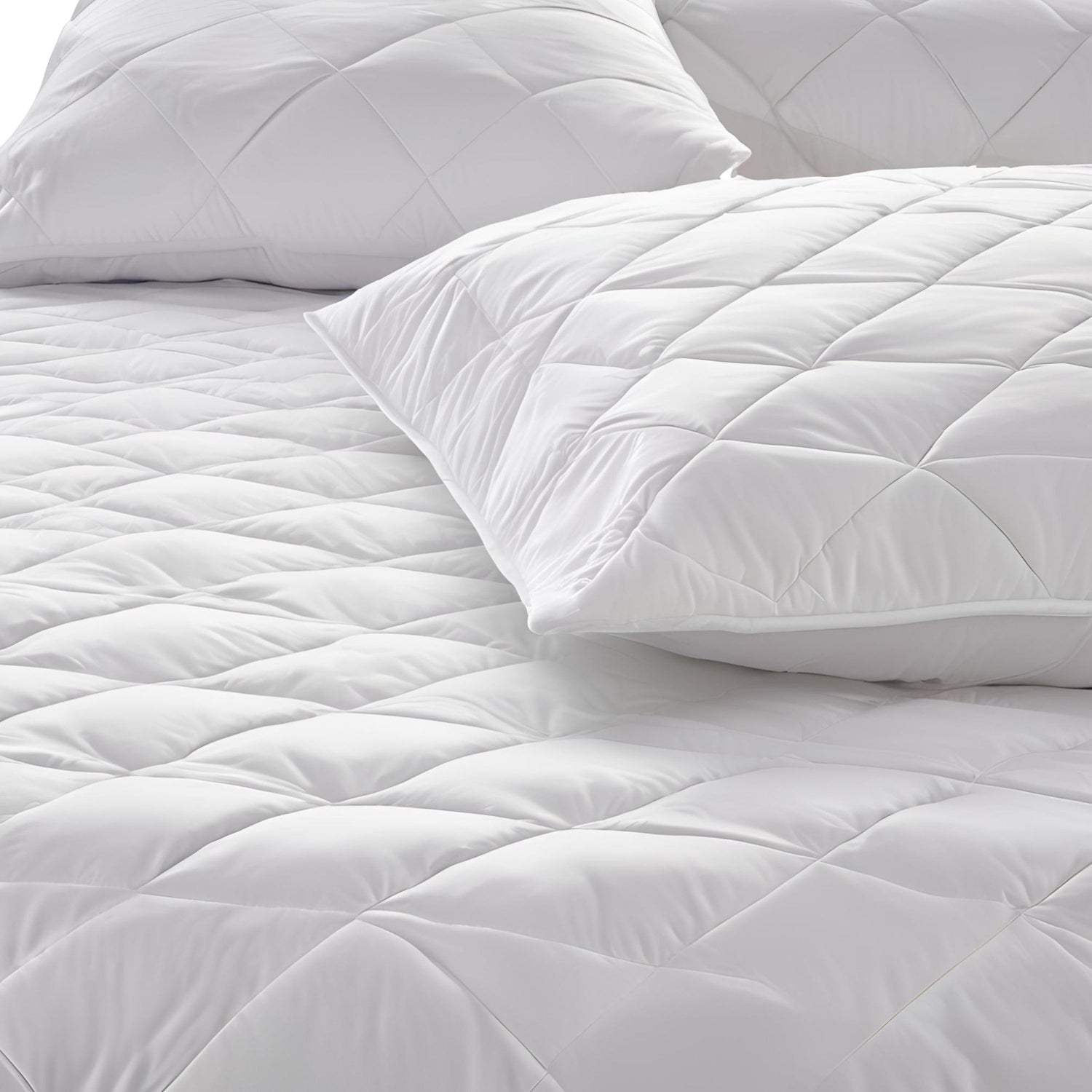Weiches Kopfkissen mit 700g Füllung auf gestepptem Bett