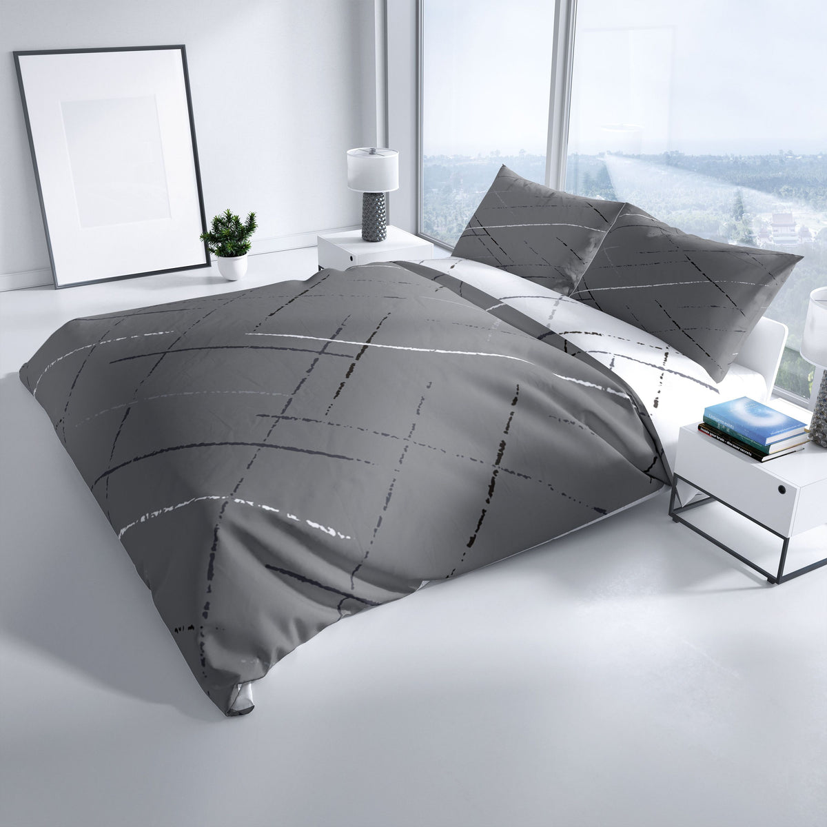Grau-weiße Baumwoll-Wendebettwäsche mit Linienmuster auf einem modernen Bett im hellen Schlafzimmer – pflegeleicht und hautfreundlich