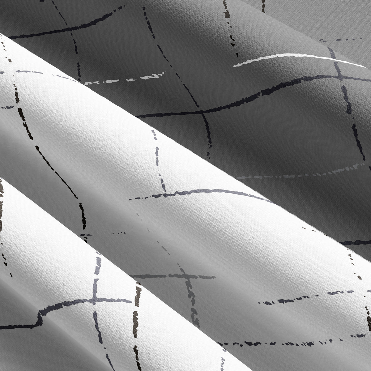 Detailaufnahme des Baumwollstoffes der Wendebettwäsche in Grau und Weiß mit feinem Linienmuster – weich, atmungsaktiv und hochwertig verarbeitet