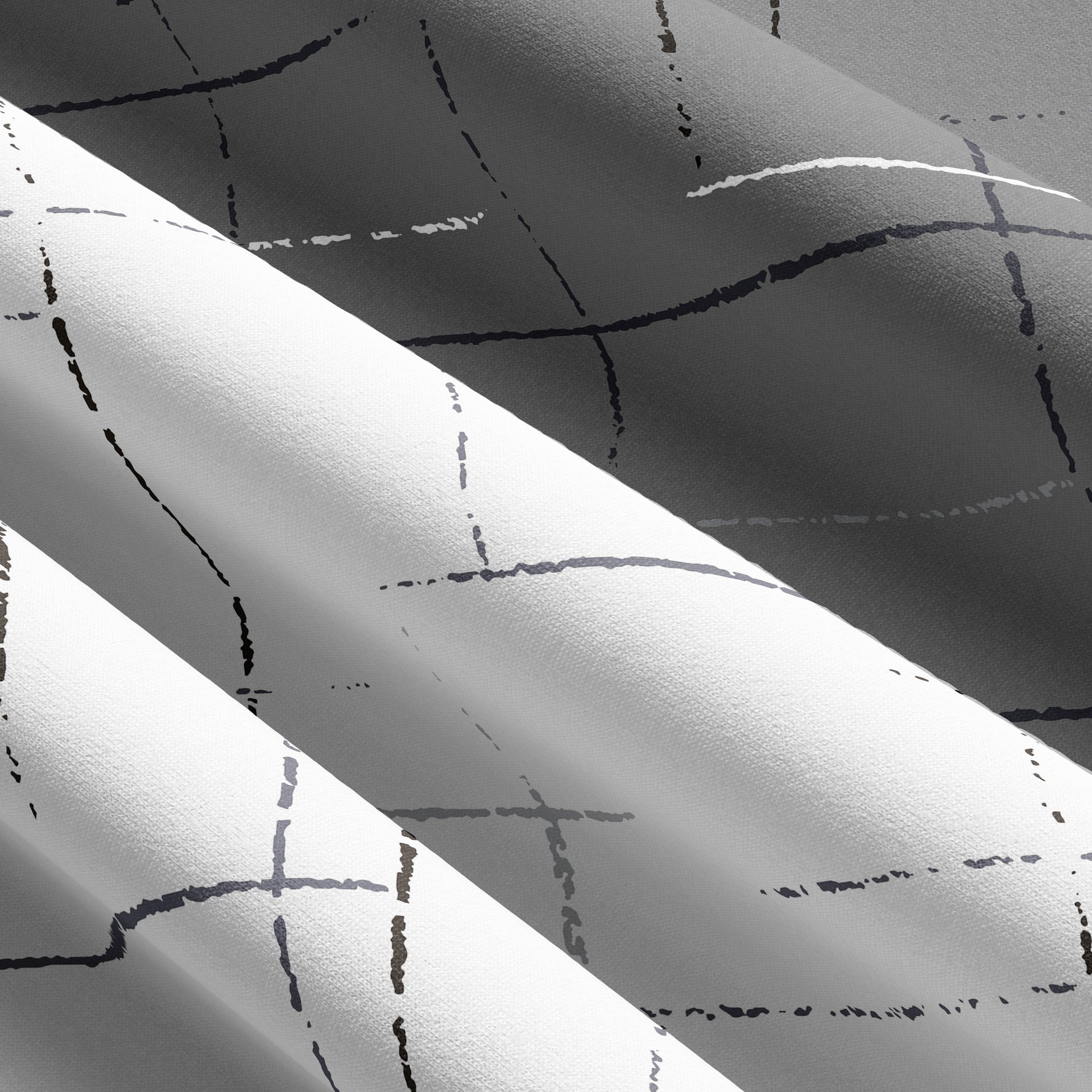 Detailaufnahme des Baumwollstoffes der Wendebettwäsche in Grau und Weiß mit feinem Linienmuster – weich, atmungsaktiv und hochwertig verarbeitet